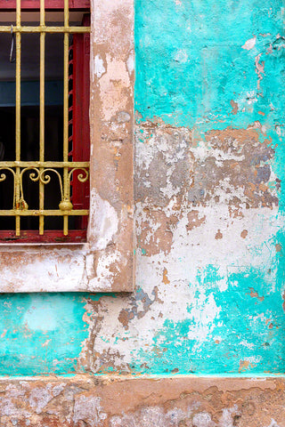 A photo of a rustic window in Havana, Cuba