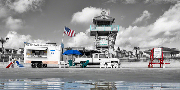 Aphotograph of a beach vendor and the life guard command center on New Smyrna Beach, Florida