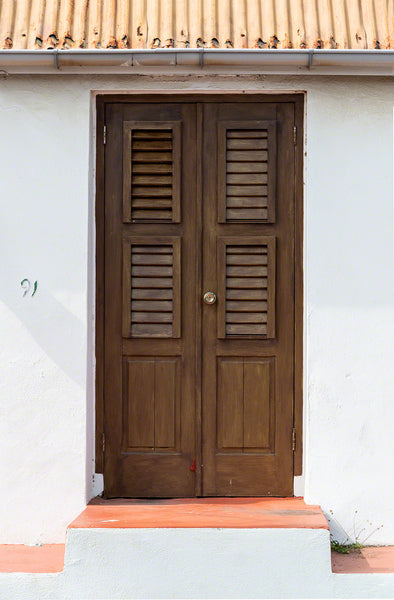 A photo of a door from an old home in Curacao