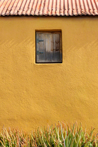 An architectural photo of an old adobe mud home in Curacao